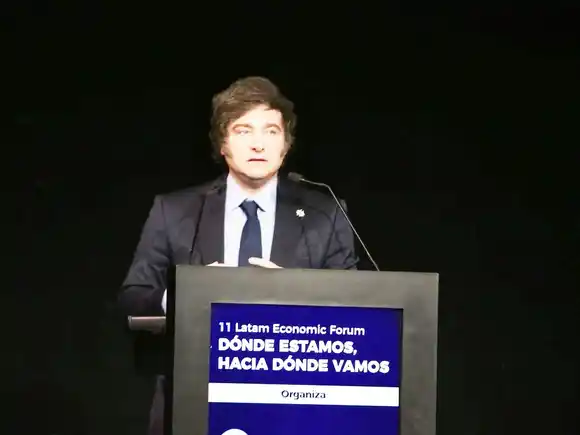 Milei dijo que por ahora el peso seguirá existiendo y “se usará para pagar impuestos”