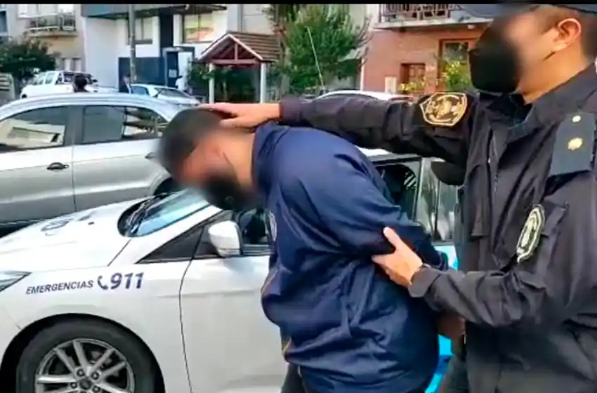 Robó una cubierta y una baliza de un auto estacionado en zona de gran concurrencia nocturna