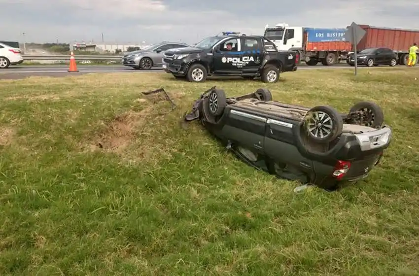 Vuelco en la autopista Rosario-Buenos Aires: activaron el código rojo para trasladar en helicóptero a la víctima