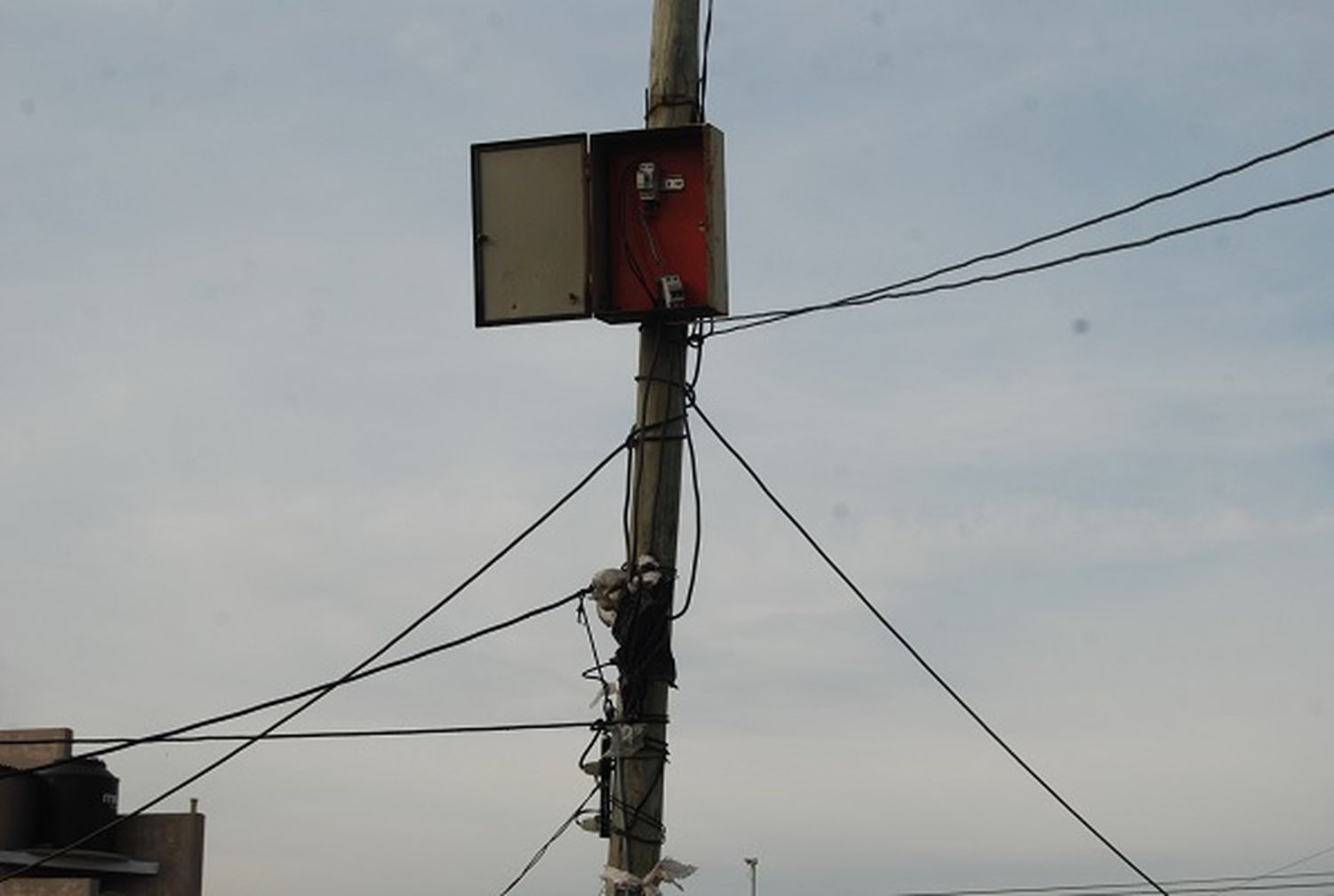 Hace un año viven enganchados de la luz de obra