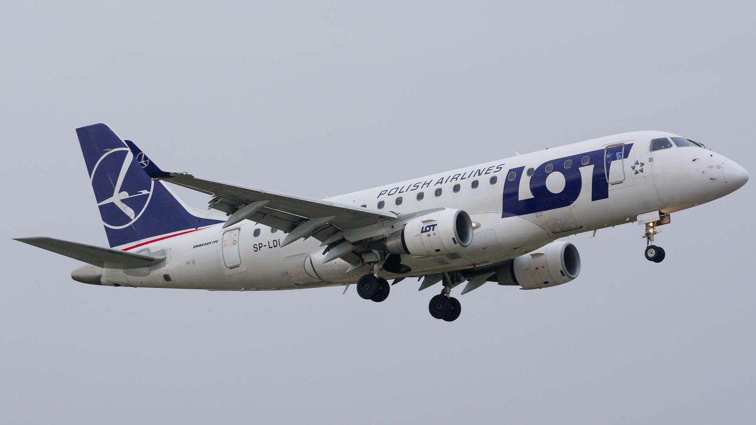 LOT busca renovar su flota y va por 50 Embraer E2 o Airbus A220