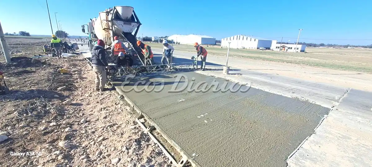 Continúa el arreglo. De las losas más colapsadas en el camino de circunvalación