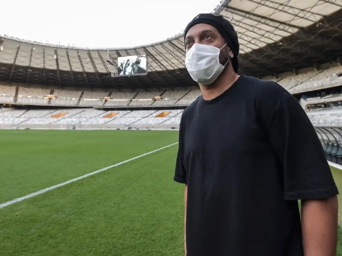 Ronaldinho anunció que dio positivo en coronavirus