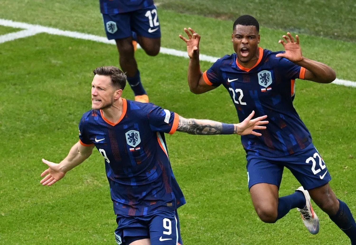 El neerlandés Wout Weghorst celebra el segundo gol de su equipo con Denzel Dumfries