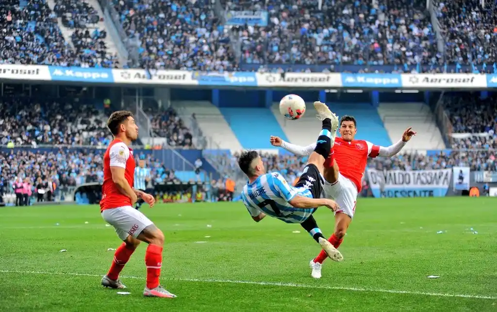 Racing golpeó rápido y derrotó en el clásico a Independiente