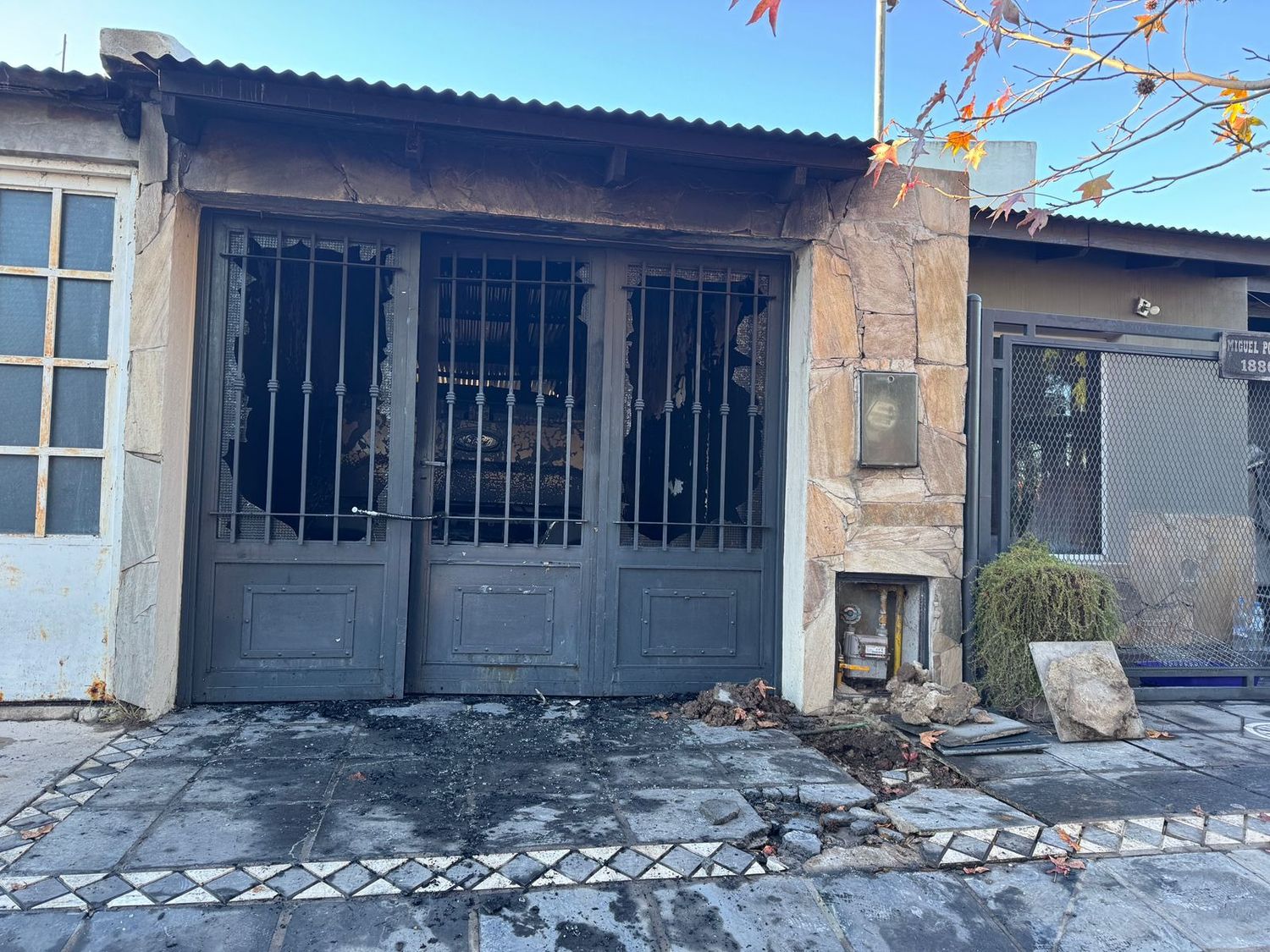 El garage de la vivienda afectada en la madrugada de este viernes