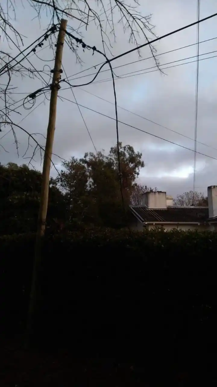 Dos casas del barrio de Suboficiales de avenida Lunghi quedaron sin servicio.