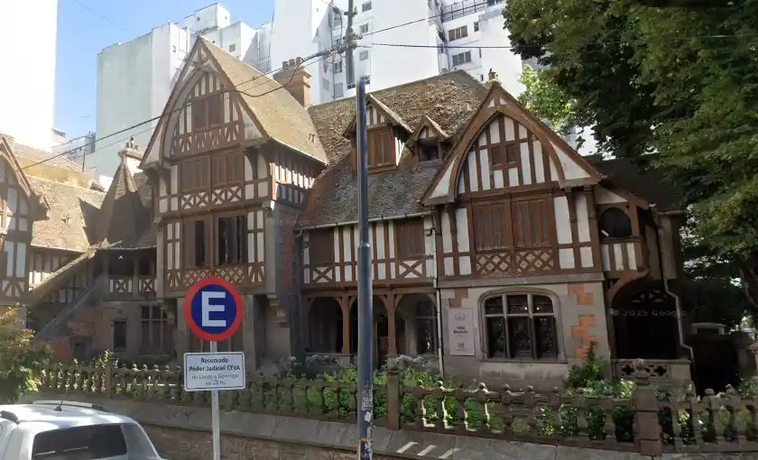 Las dos villas centenarias están ubicadas en la esquina de Buenos Aires y Brown.