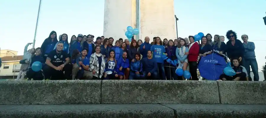 Iluminan monumento de azul por el día del autismo