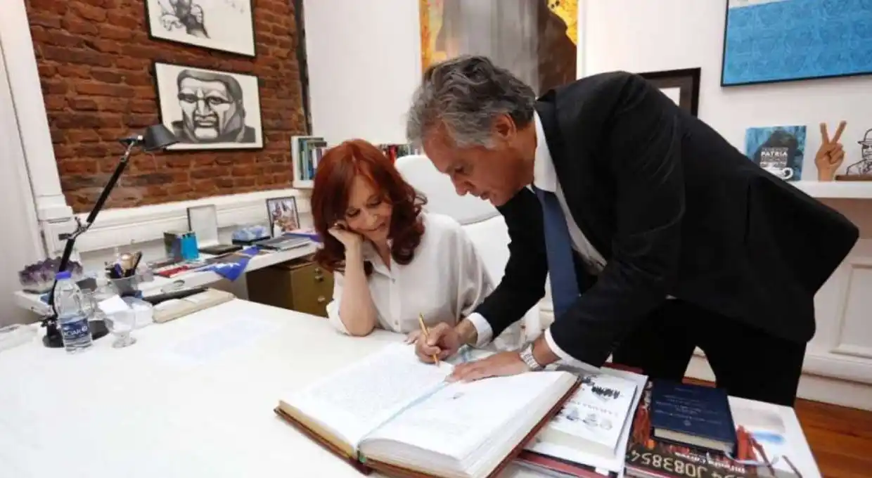 Cristina firmó el acta de traspaso de mando y estará a cargo del Ejecutivo