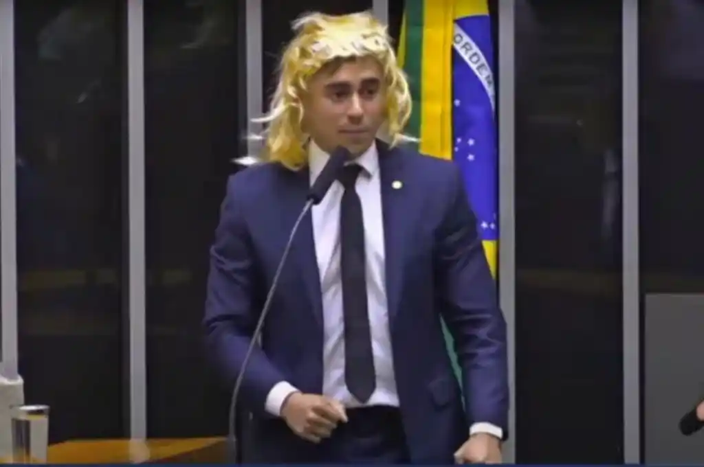 Escándalo en Brasil: un diputado bolsonarista se burló del colectivo trans al hablar en el Congreso con una peluca