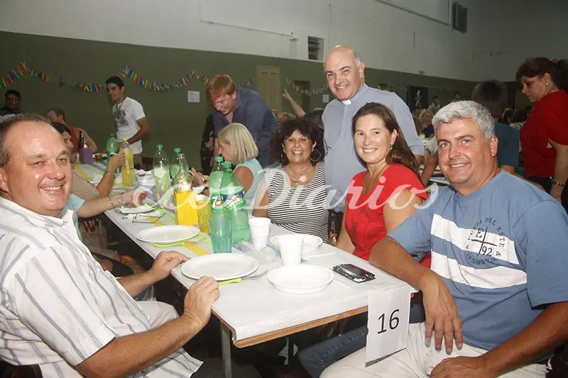 Con una misa y cena se despidió al padre Puñal