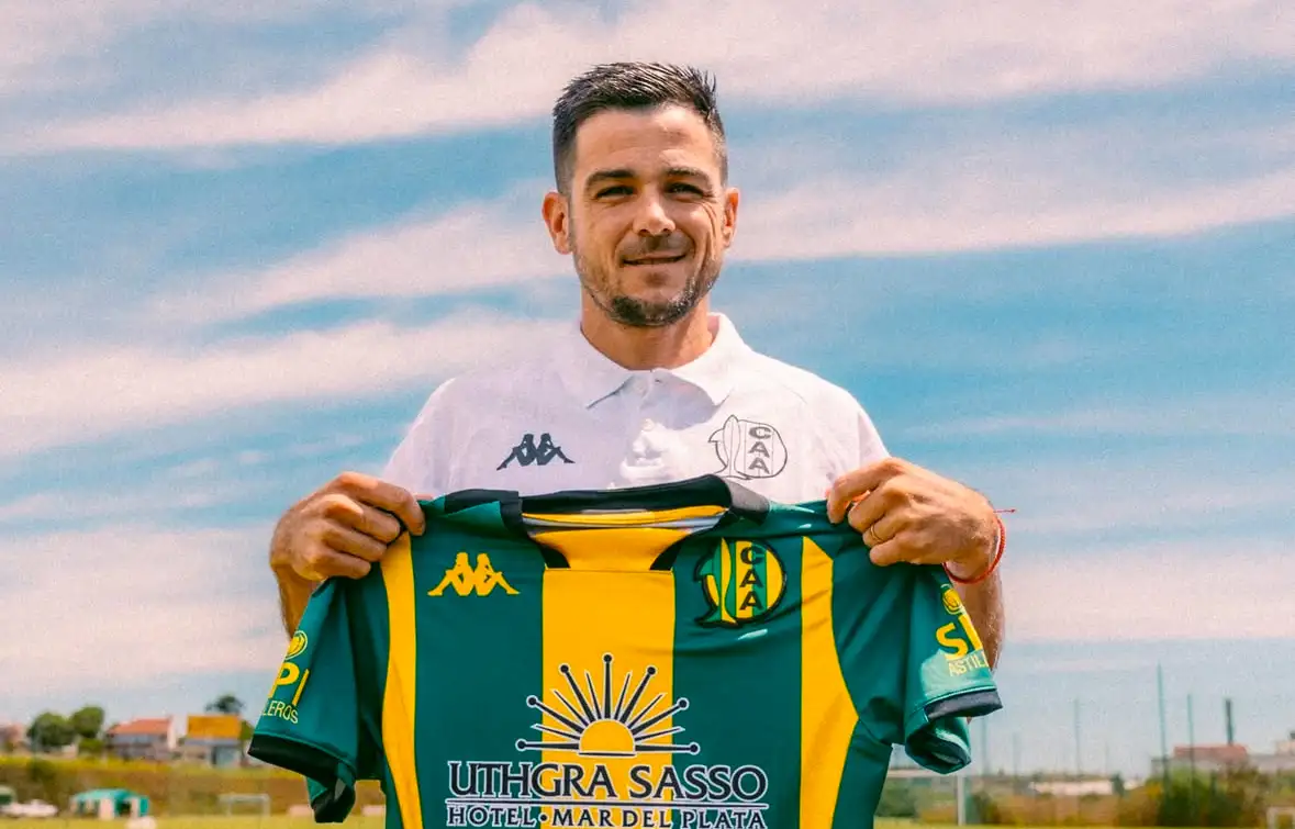 Bochi posando con la camiseta del “Tiburón” FOTO: Prensa Aldosivi