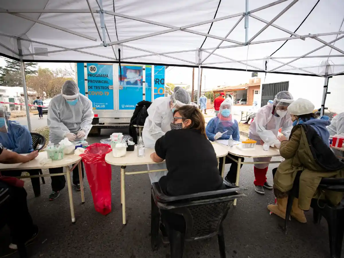 En Córdoba, confirmaron otros 871 casos de covid