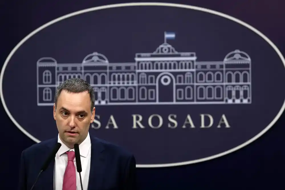 El Gobierno calificó al paro de "extorsivo" y criticó al dueño de Fate por el cierre