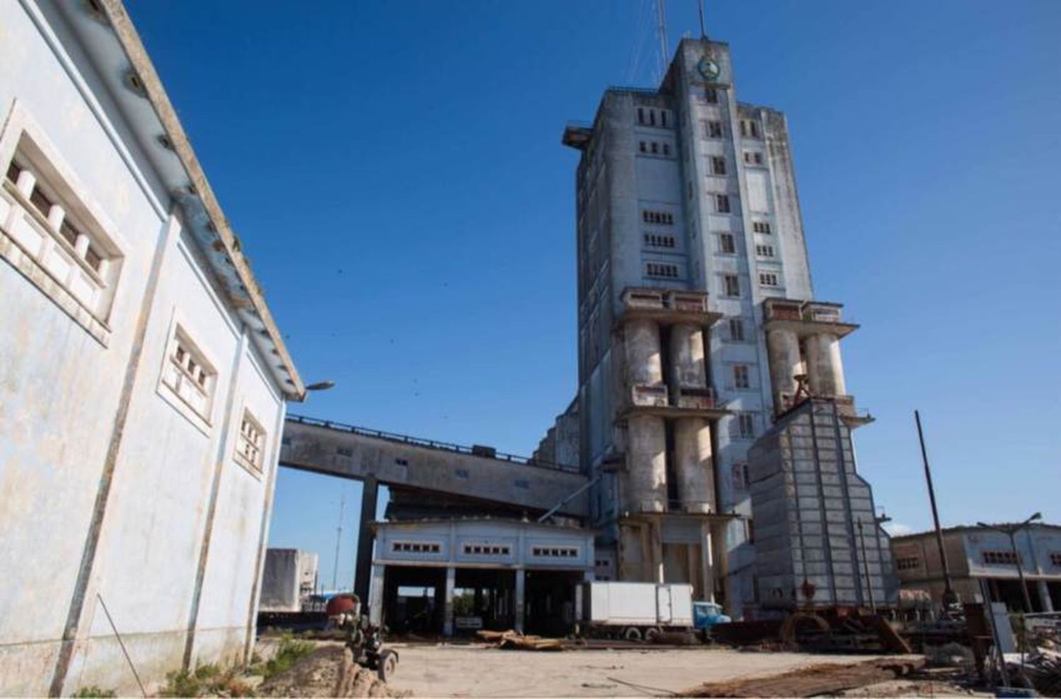 Después de un año, se lanzó la licitación por los silos del Puerto