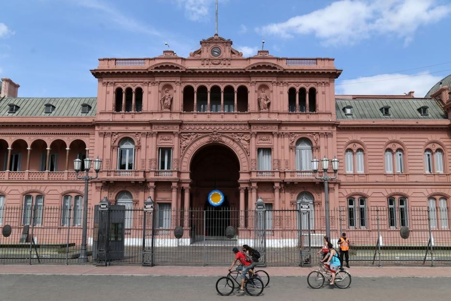 El gobierno le descontará el día a los trabajadores estatales que adhieran al paro de la CGT