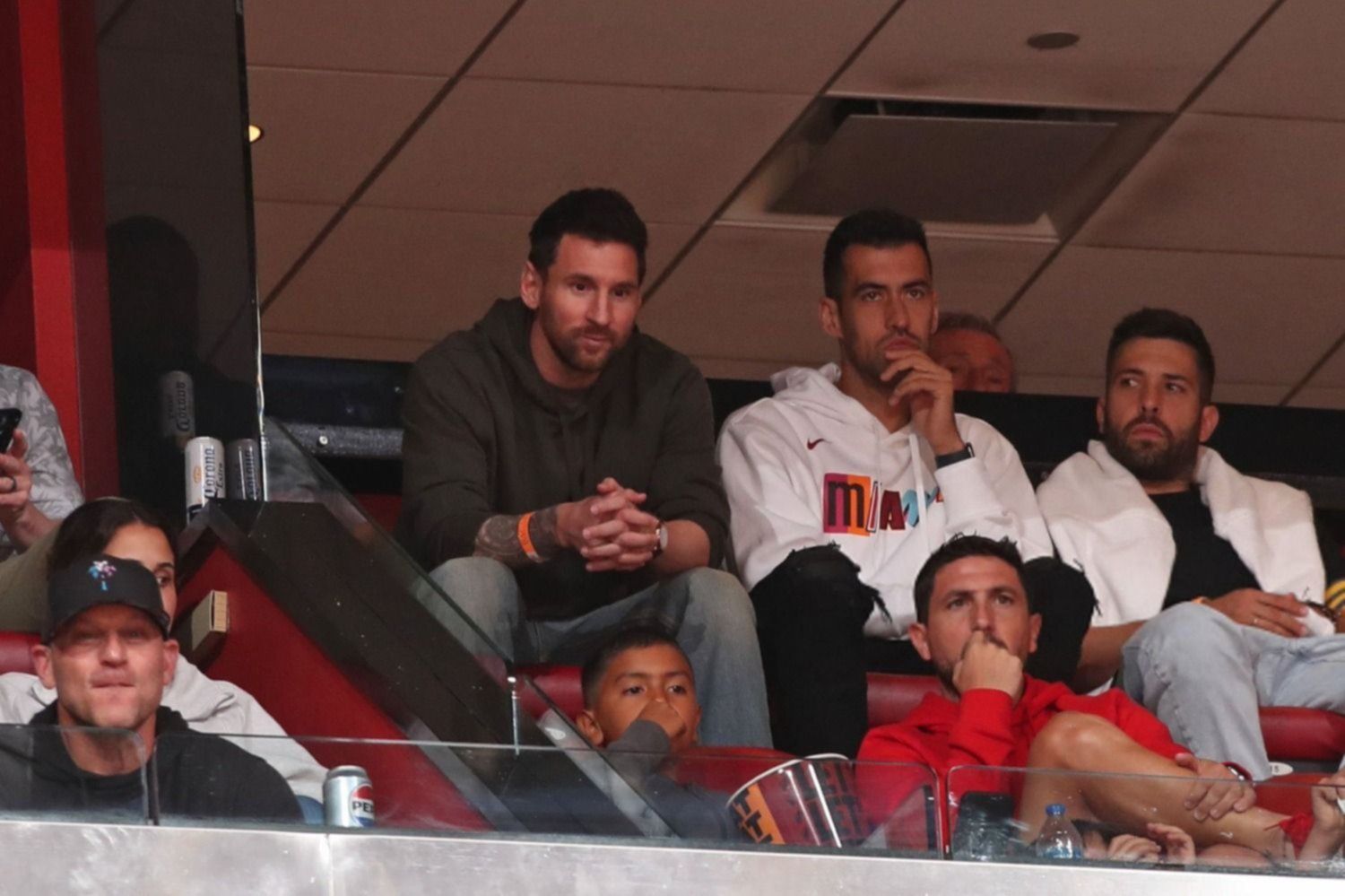 El look de Lionel Messi y Antonela Roccuzzo viendo a los Miami Heat