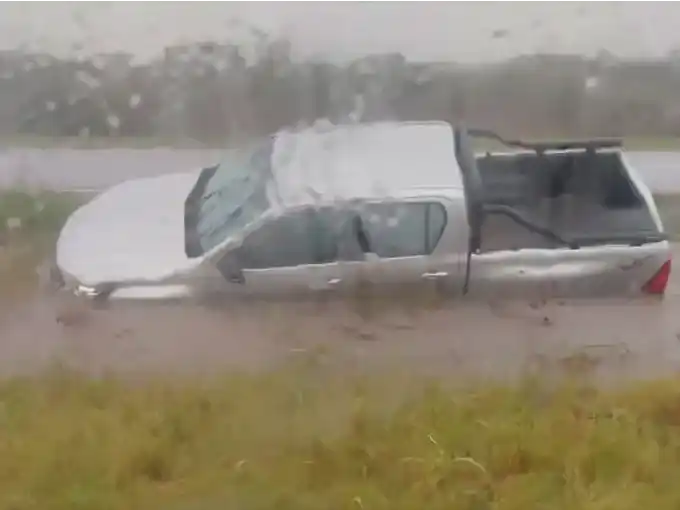 Intensas lluvias complicaron caminos y provocaron accidente en la ruta 18