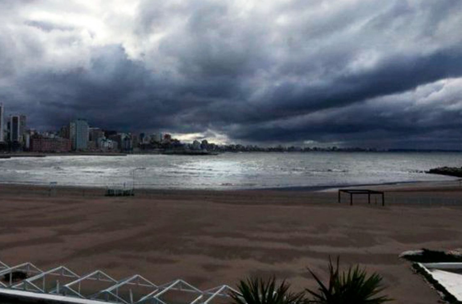 Chaparrones y fuertes ráfagas de viento a la tarde.