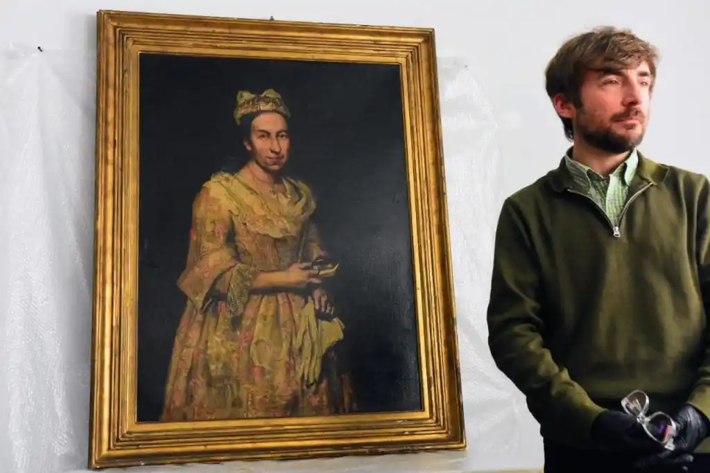 El fiscal federal General, Daniel Adler, mostró la pintura. Foto: La Capital