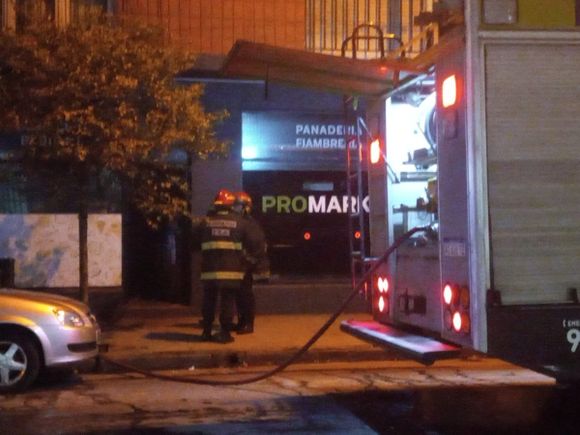 Tensión en el centro de Mar del Plata por un incendio en el deposito de un comercio