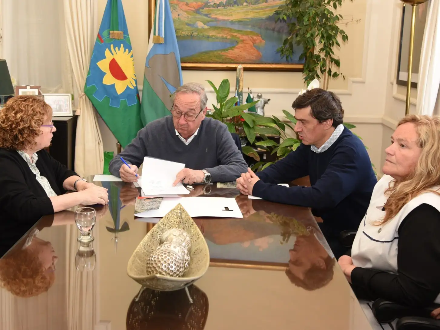 El intedente firmando el contrato junto con la presidenta del Consejo Escolar, Carmen Núñez, la directora de la institución, Verónica Rizzardi, y el secretario de Gobierno, Miguel Lunghi (h).