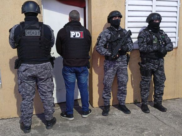 Rosario: la PDI detuvo a dos hombres y recuperó indumentaria robada a una empresa local