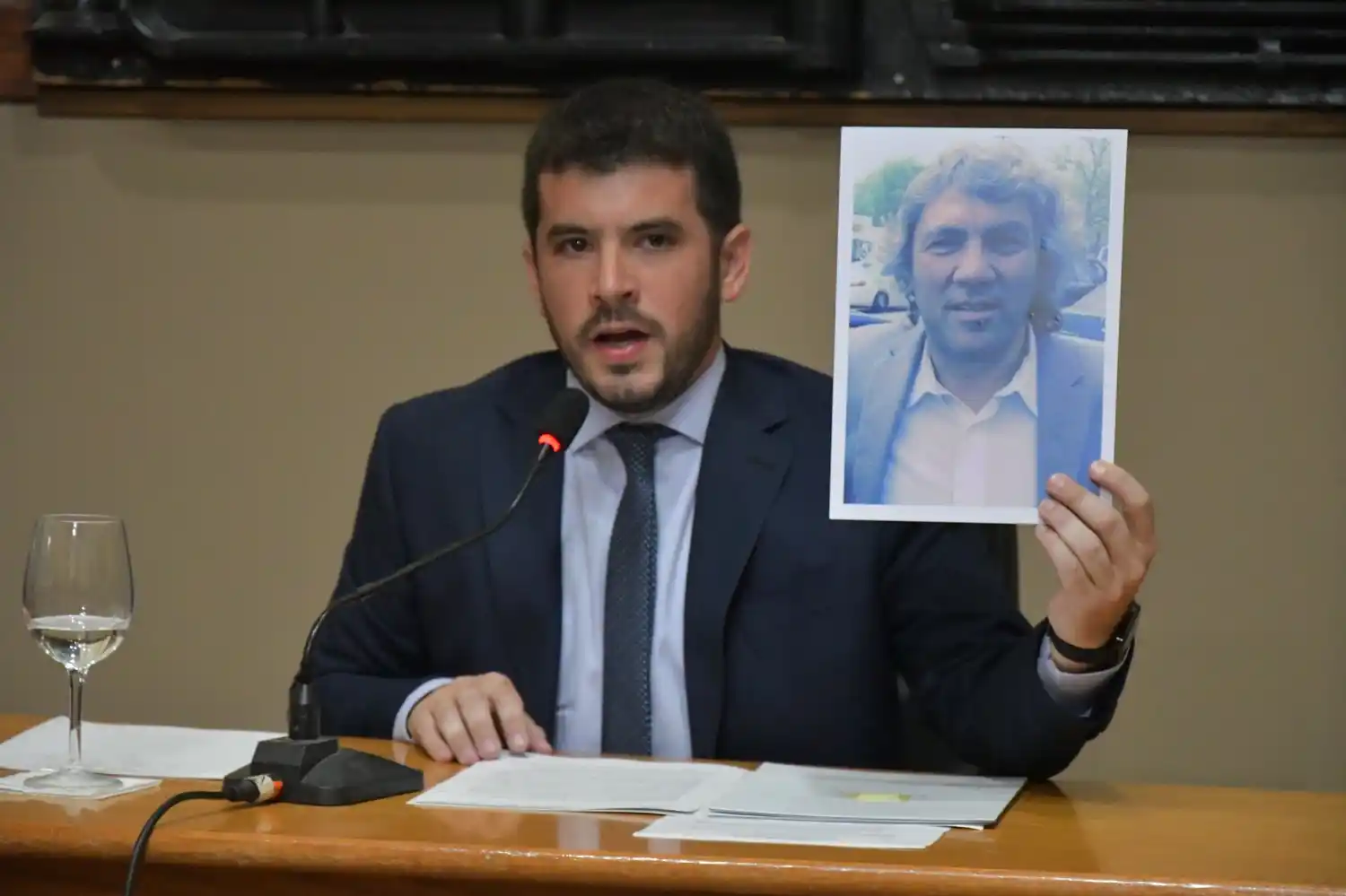 En la apertura de sesiones, el 6 de marzo de 2024, Chiarella expone el rostro de Antonio Di Benedetto. Foto: Archivo