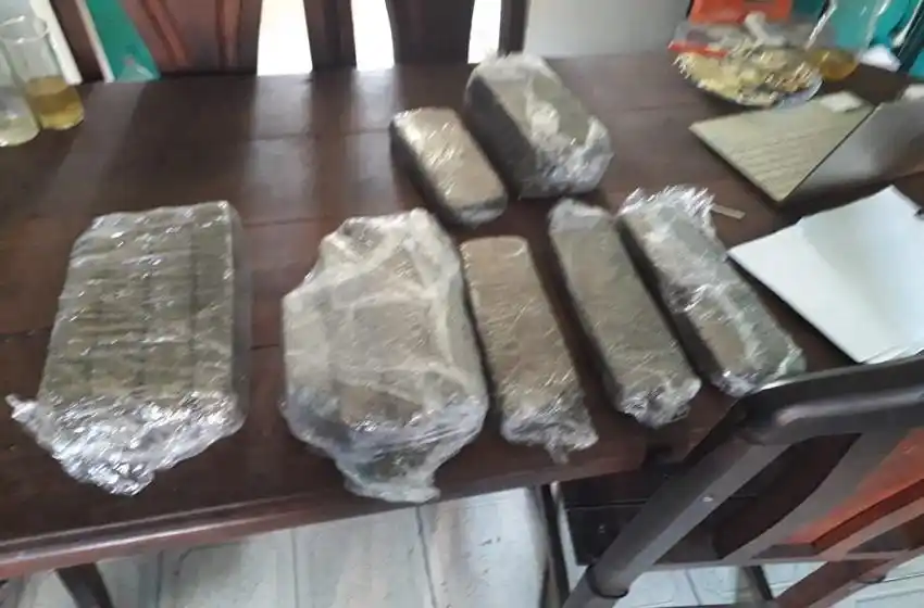 Zona oeste: fueron por una balacera y detuvieron a un joven con 10 kilos de marihuana