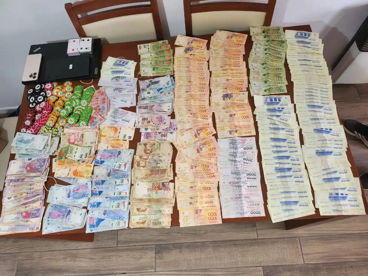 Dinero en efectivo y otros elementos incautados en el allanamiento.