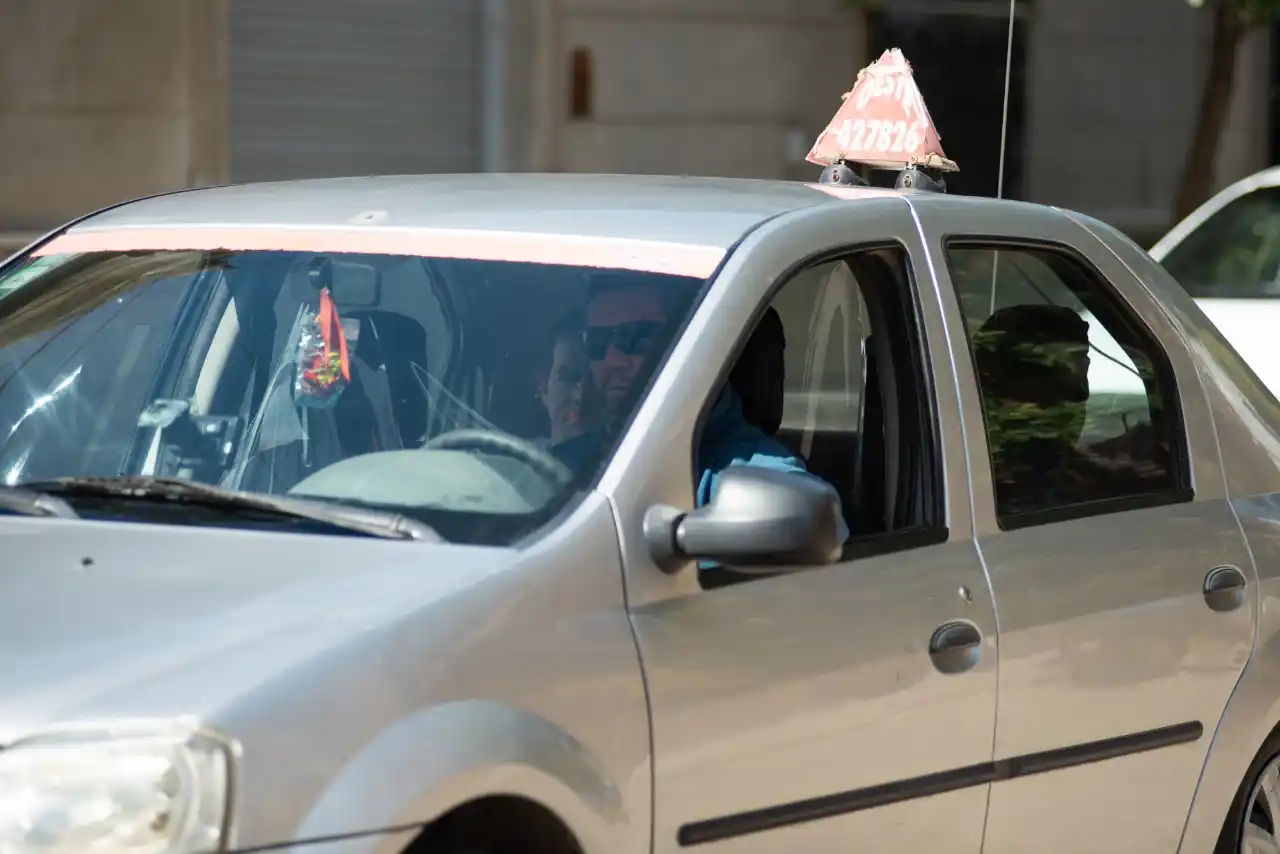 Mientras el Municipio intensifica las medidas de seguridad para el sector, remiseros reclaman poder subir más de un pasajero por viaje  