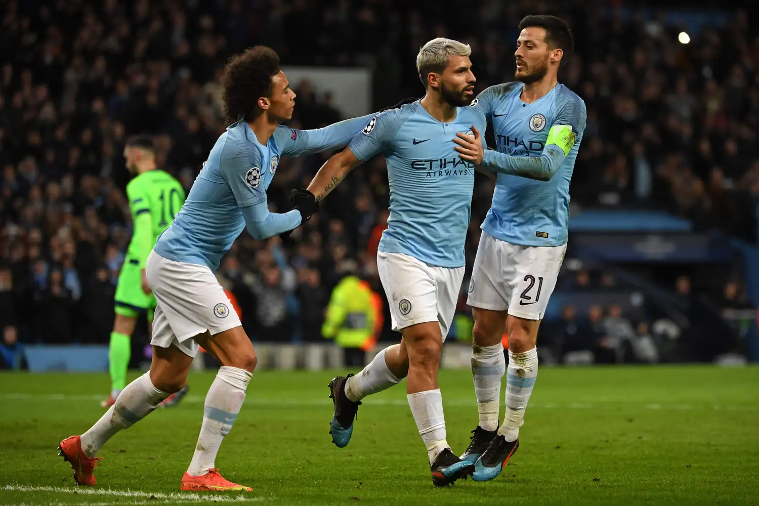 Dos goles de Agüero  para un City aplastante