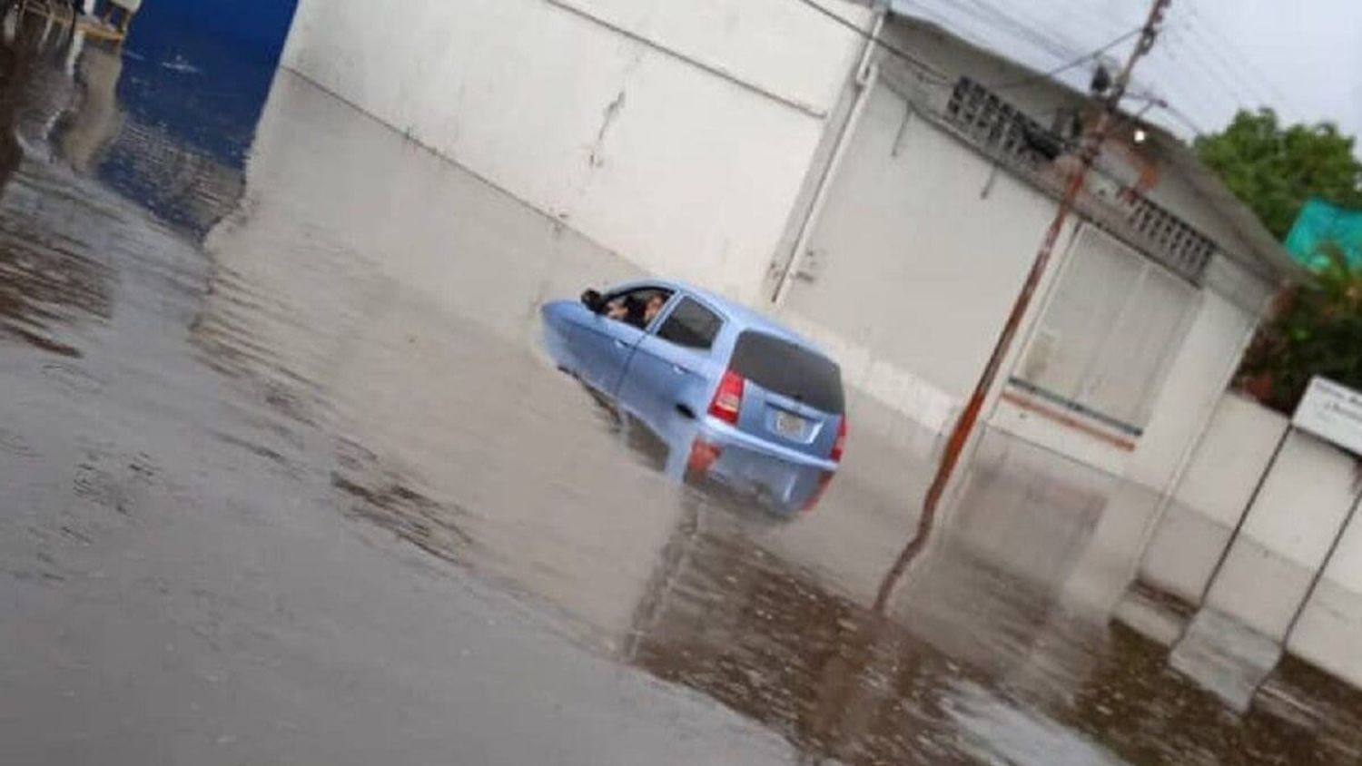 LAS LLUVIAS SIGUEN CAUSANDO ESTRAGOS: hay inundaciones y derrumbes en 6 estados