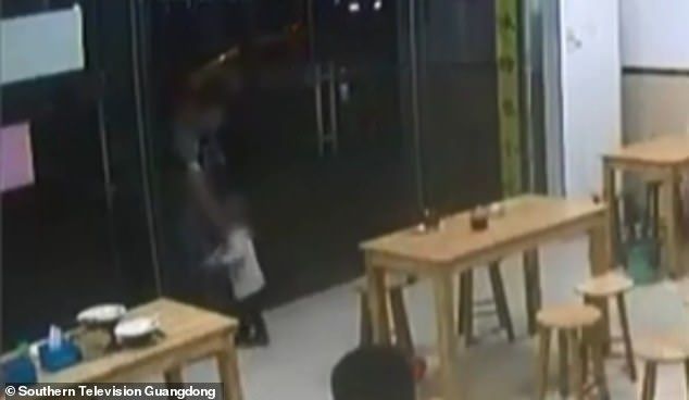 Dejó a su hija de dos años en un restaurante porque no podía pagar la cuenta