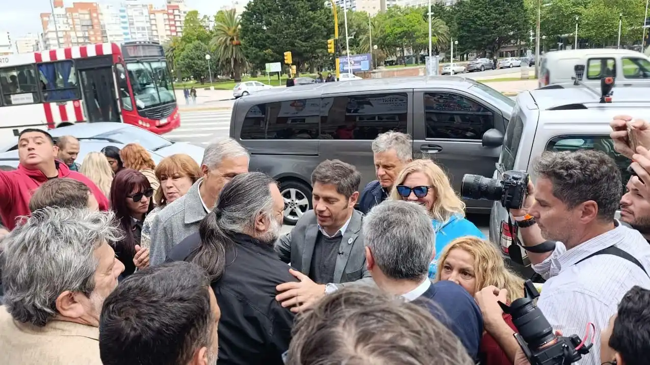 Imágenes de Kicillof siendo recibido por Baradel