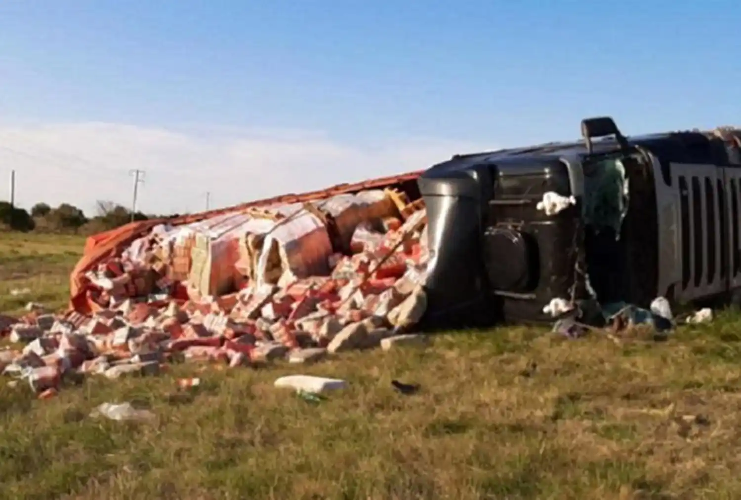 Entre Ríos: volcó un camión con yerba de Misiones