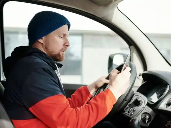 Preocupación por el uso del celular al volante: "El riesgo es enorme y necesitamos cambiar la conducta"
