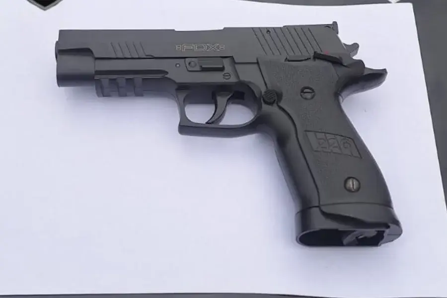 Cayó un adolescente de 16 años con un arma falsa que trató de huir de la policía en San Francisquito