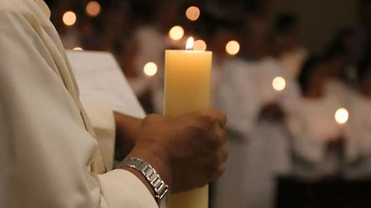 Fieles católicos celebran la Vigilia Pascual este Sábado Santo