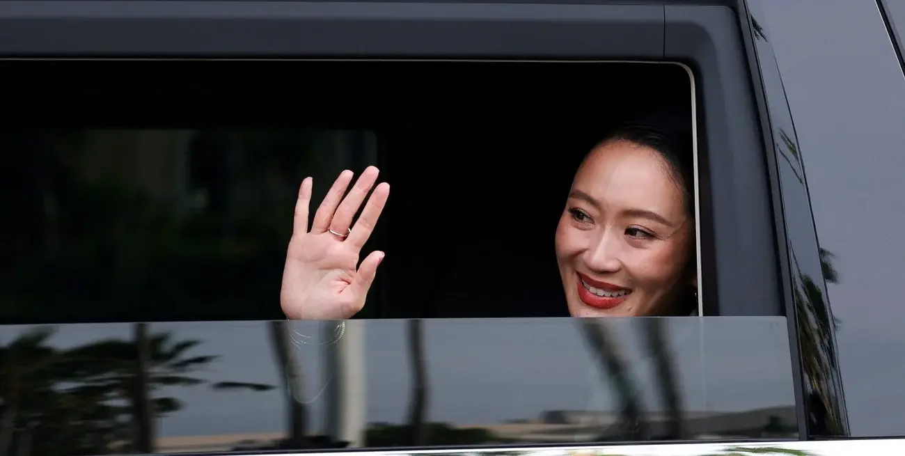 Paetongtarn Shinawatra, primera ministra tailandesa, saliendo de la casa de gobierno este viernes.