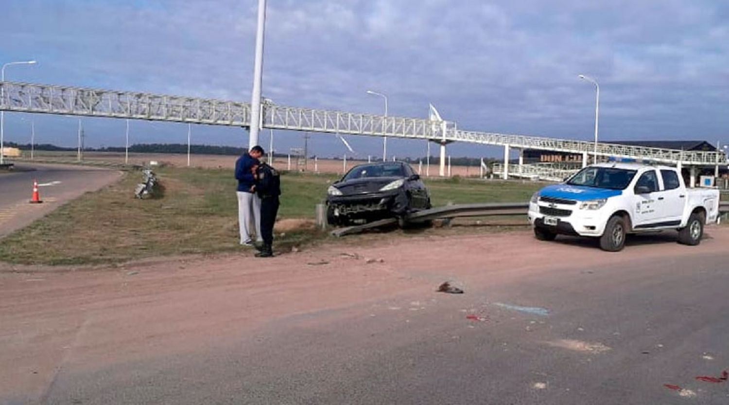 Un auto despistó en Ruta 14, chocó una columna y quedó montado sobre el guardarrail