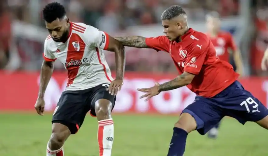 Miguel Borja, que llegó a los 10 goles en el torneo, aguanta  la pelota ante marca de Ayrton Costa.