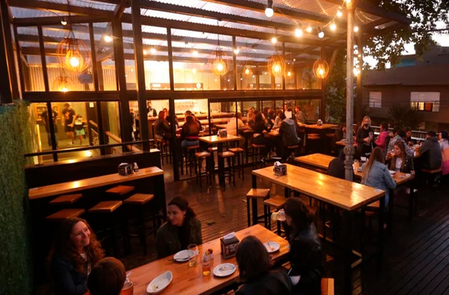 Prohibición en la gastronomía: "Es restrictiva, afecta al trabajo y se mete con la libertad individual"