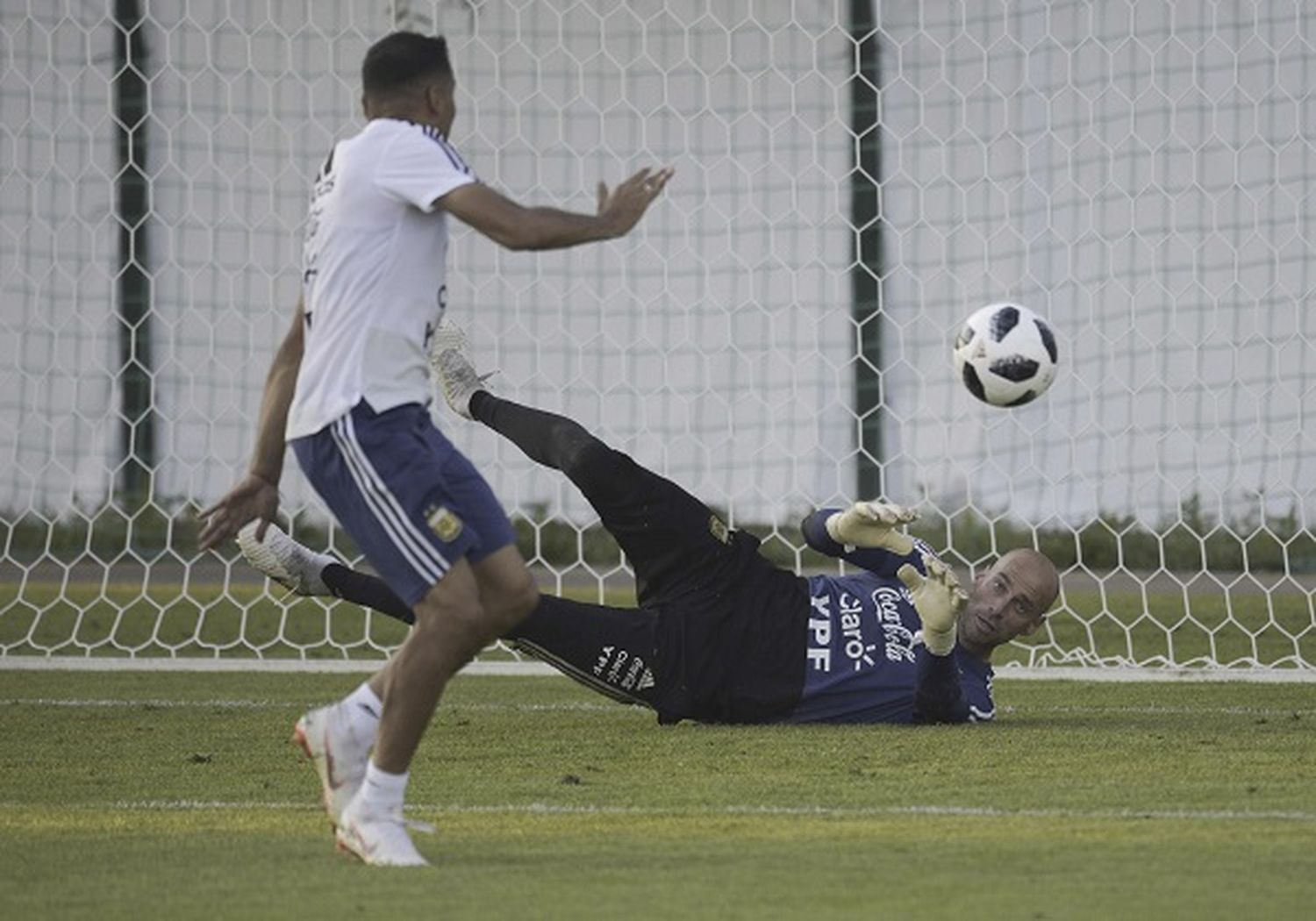 Sampaoli probó cambios: línea de tres defensores y Pavón por Di María