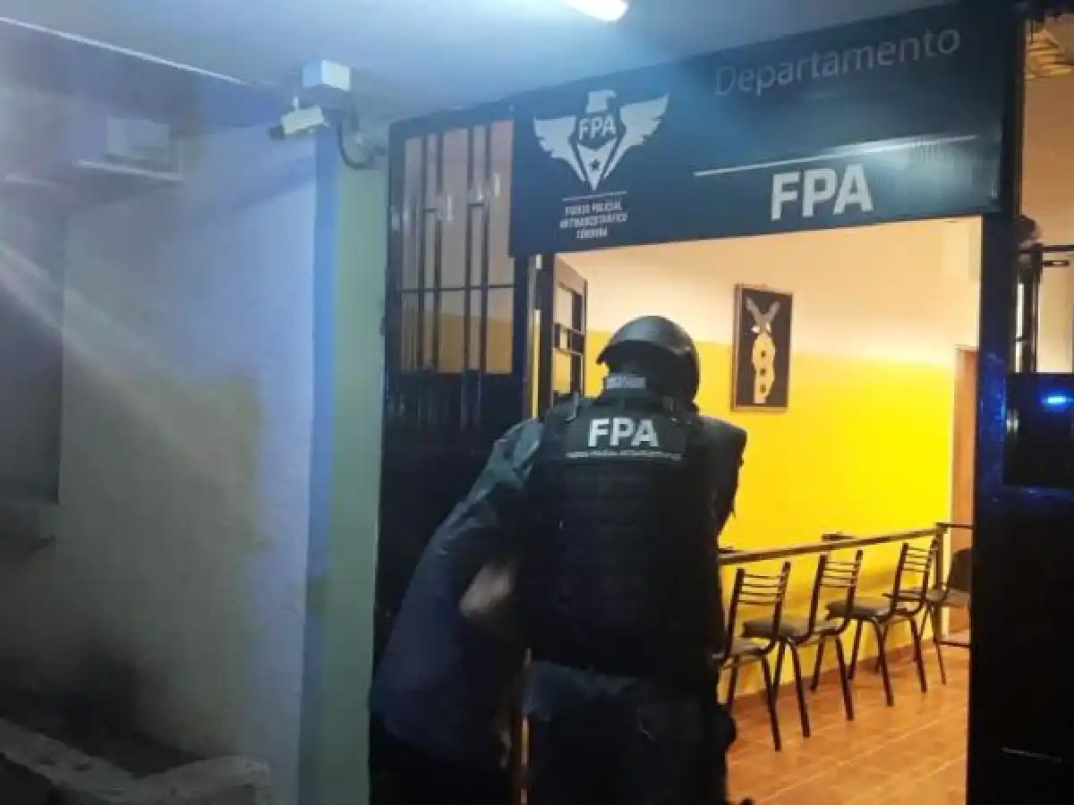 Un hombre vendía droga en cercanías de un colegio