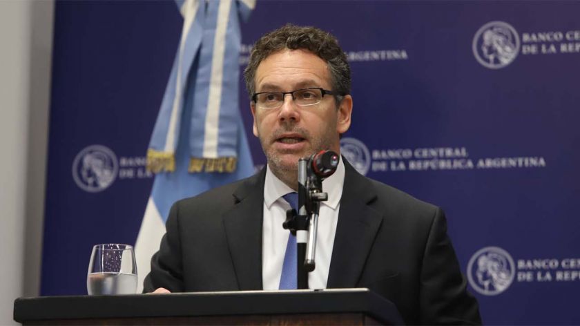 El Banco Central restringe a US$ 50 los adelantos con tarjeta en el exterior
