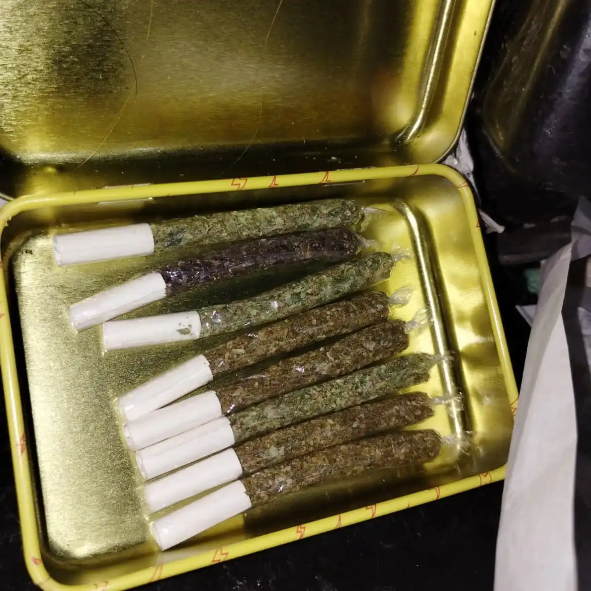 Hallan una motocicleta abandonada y secuestran marihuana