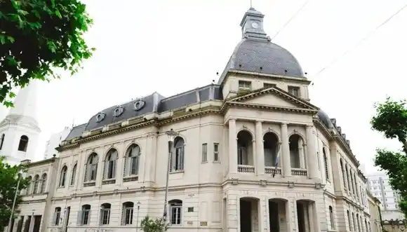 Auditoría al municipio de Olavarría: Déficit de 3000 millones y un hombre viviendo en un edificio público por 3 años