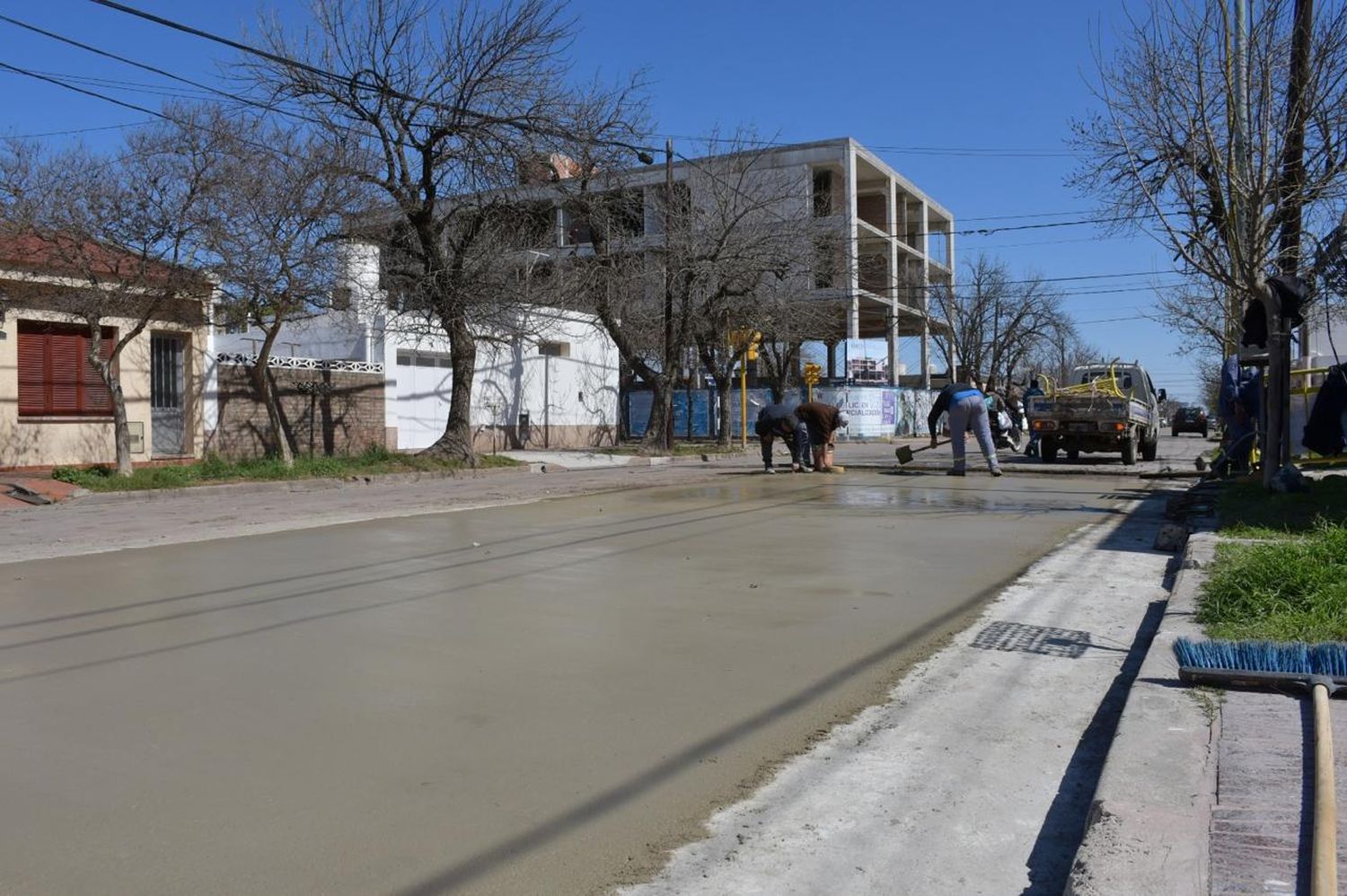 A buen ritmo la Secretaría de Infraestructura avanza con el plan integral de bacheo en diversas calles de pavimento y adoquines.